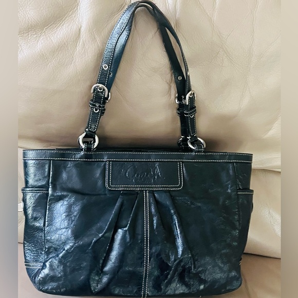 - Authentic Coach pleated Gallery Tote black patent leather bag - Picture 1 of 14
